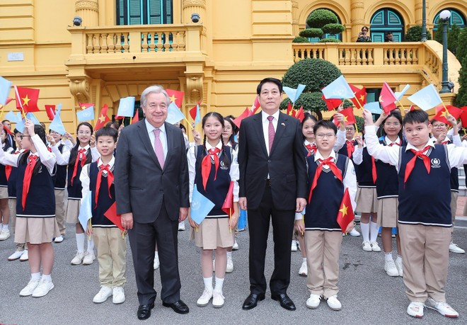 President Luong Cuong and UN Secretary-General Antonio Guterres in a photo with local children at the welcome ceremony (Photo: VNA) President Luong Cuong and UN Secretary-General Antonio Guterres in a photo with local children at the welcome ceremony (Photo: VNA)