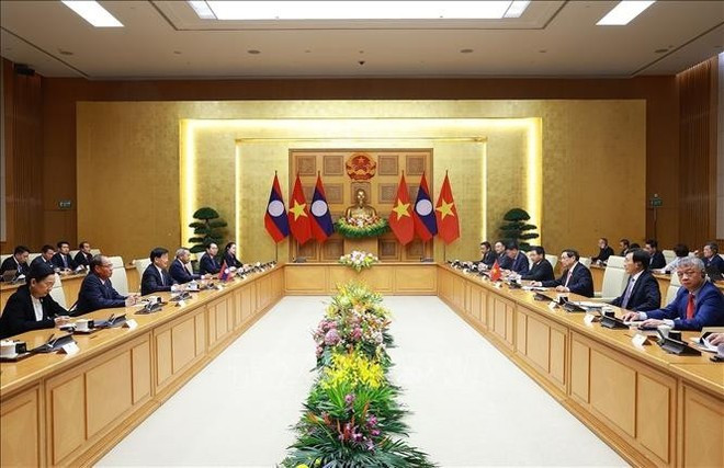 The meeting between Prime Minister Pham Minh Chinh and Party General Secretary and President of Laos Thongloun Sisoulith in Ha Noi on October 24 (Photo: VNA) The meeting between Prime Minister Pham Minh Chinh and Party General Secretary and President of Laos Thongloun Sisoulith in Ha Noi on October 24 (Photo: VNA)