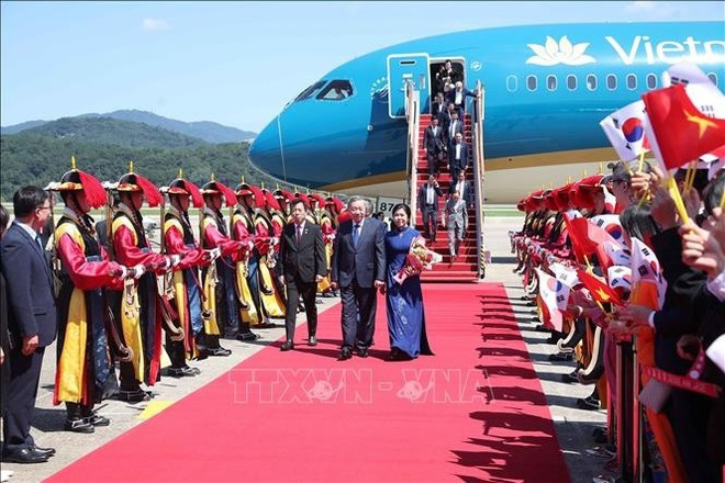Party General Secretary To Lam and his spouse Ngo Phuong Ly are welcomed at Seongnam Air Base in Seoul on August 10 afternoon (local time). (Photo: VNA) Party General Secretary To Lam and his spouse Ngo Phuong Ly are welcomed at Seongnam Air Base in Seoul on August 10 afternoon (local time). (Photo: VNA)