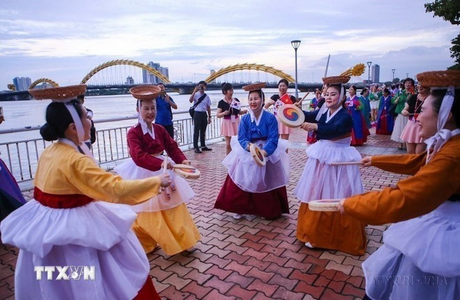 A Korean performing arts troupe stage cultural exchange performances for residents and tourists in Da Nang as part of the Viet Nam–Republic of Korea Festival, September 2023. (Photo: VNA)