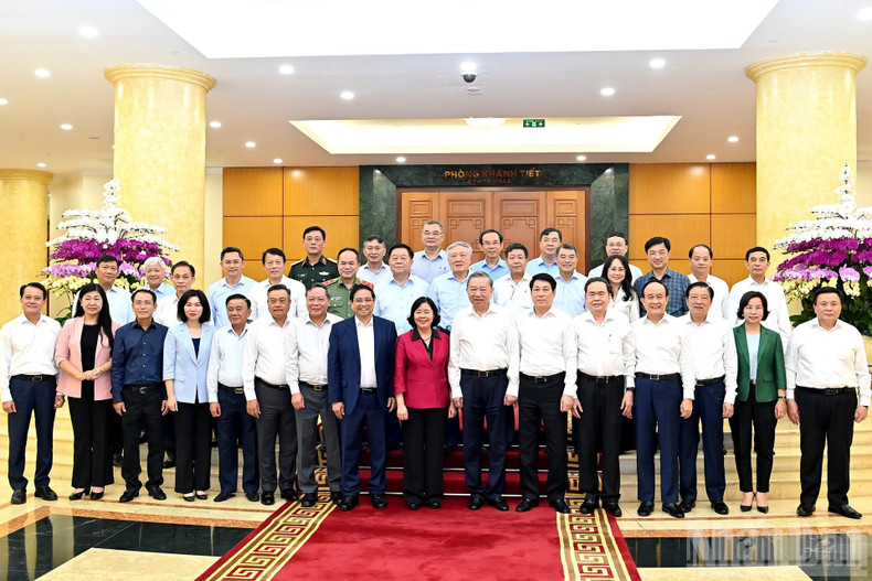 Politburo members pose for a photo with the Standing Board of the Ha Noi Party Committee. (Photo: Duy Linh) ndo-br-a12-bnd-4270.jpg