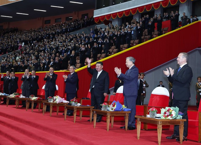 The Vietnamese and DPRK leaders at the music show (Photo: VNA) The Vietnamese and DPRK leaders at the music show (Photo: VNA)