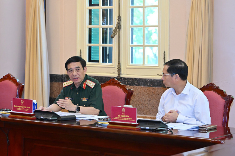 Minister of National Defence Phan Van Giang speaks at the meeting. chi-1361.jpg