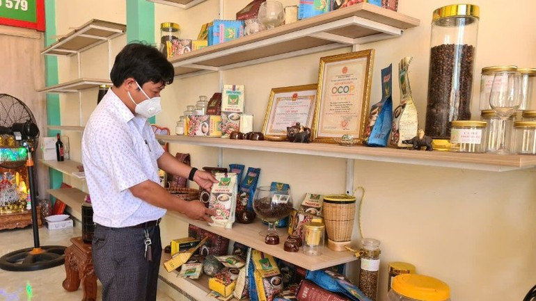 Many products have been OCOP-certified, bringing high economic benefits and boosting local economic development. z6927243299464-047d8cb60ad62e72c36a05e269b01490-395.jpg