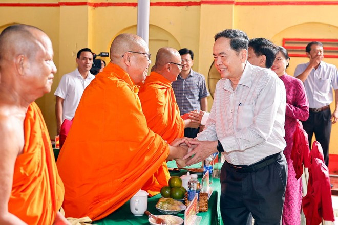 NA Chairman Tran Thanh Man and Buddhist monks at the Great National Solidarity Festival in Chau Thanh hamlet, Can Tho&apos;s An Ninh commune, on November 9 (Photo: VNA)