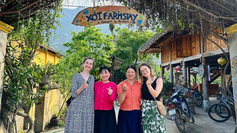 Tourists pose for a photo at Xoi Farmstay. 169d78bf4085f6dbaf94.jpg