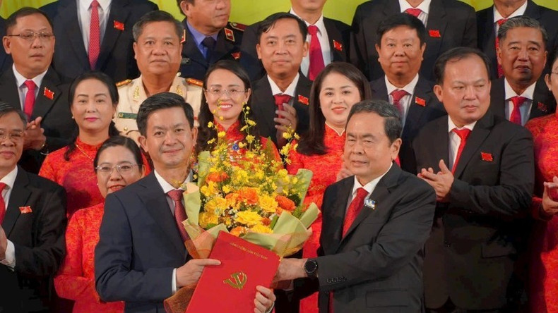 NA Chairman Tran Thanh Man presents the Politburo's decision appointing Le Quang Tung as Secretary of Can Tho municipal Party Committee for the 2025-2030 tenure. anh-13.jpg