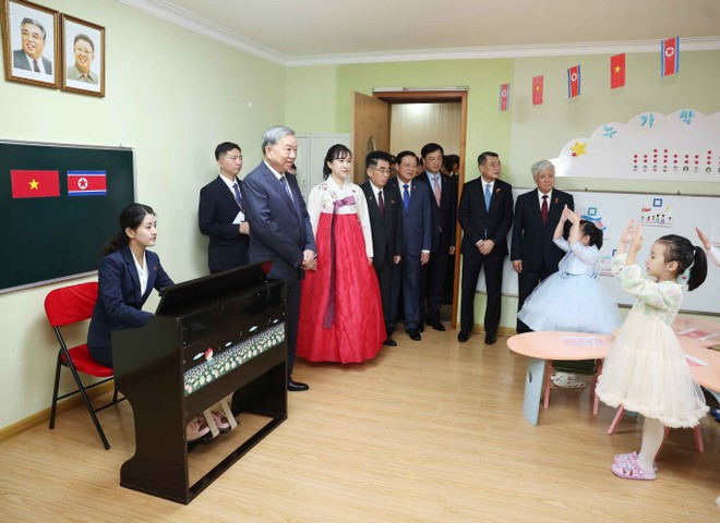 Party General Secretary To Lam visits a classroom named after President Ho Chi Minh (Photo: VNA) Party General Secretary To Lam visits a classroom named after President Ho Chi Minh (Photo: VNA)