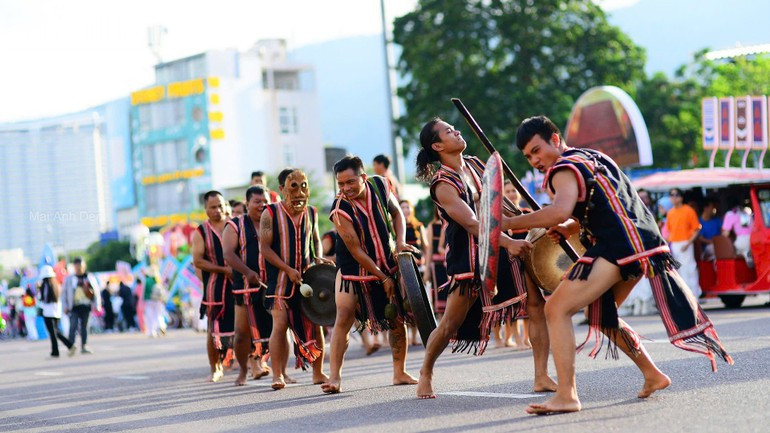 Gong performance on Quy Nhon beach. ndo-tl-du-lich-anh-1.jpg