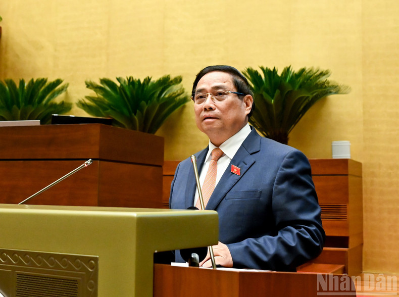 Prime Minister Pham Minh Chinh presents a report on the implementation of the 2025 socio-economic development plan and the 2021-2025 five-year plan, along with the proposed socio-economic development plan for 2026. 12-7707.jpg