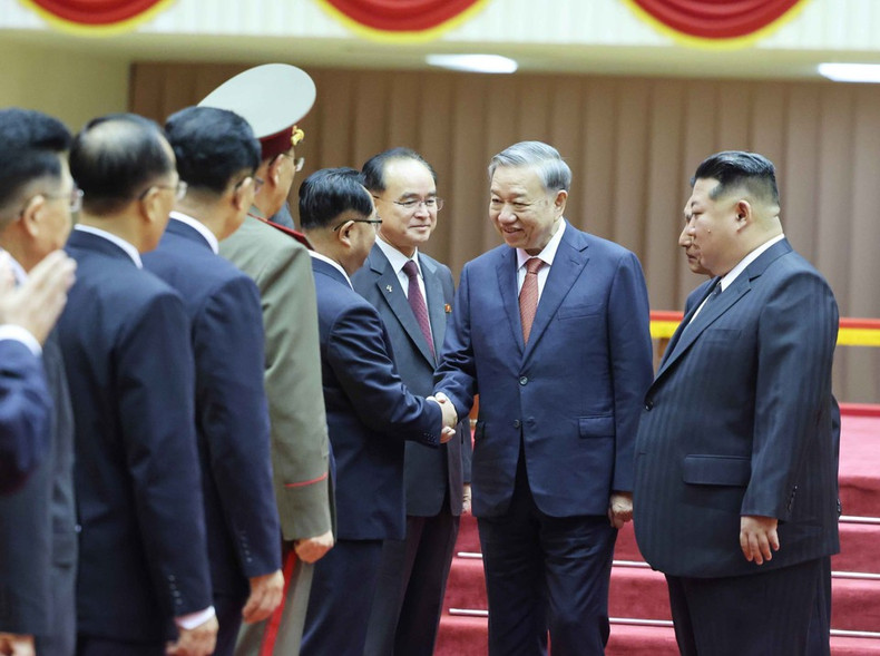 General Secretary of the Workers’ Party of Korea and President of the State Affairs of the Democratic People's Republic of Korea Kim Jong Un introduces members of the DPRK high-level delegation to General Secretary To Lam. (Photo: VNA) vna-potal-le-don-tong-bi-thu-to-lam-tham-cap-nha-nuoc-toi-chdcnd-trieu-tien-8327366.jpg