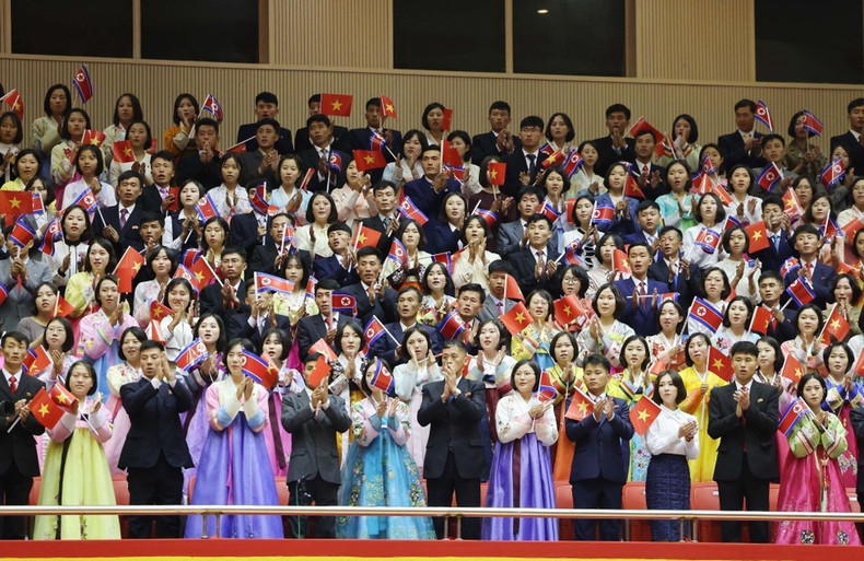 DPRK citizens attend the welcome ceremony for General Secretary To Lam on his state visit to the DPRK. (Photo: VNA) vna-potal-le-don-tong-bi-thu-to-lam-tham-cap-nha-nuoc-toi-chdcnd-trieu-tien-8327373.jpg