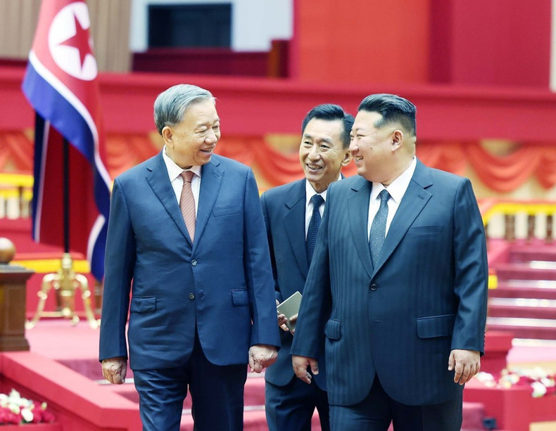 General Secretary of the Workers’ Party of Korea and President of the State Affairs of the Democratic People’s Republic of Korea Kim Jong Un welcomes General Secretary To Lam. (Photo: VNA) vna-potal-le-don-tong-bi-thu-to-lam-tham-cap-nha-nuoc-toi-chdcnd-trieu-tien-8327300.jpg