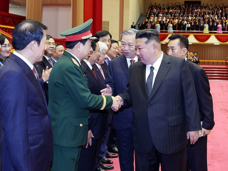 General Secretary To Lam introduces official members of the Vietnamese high-level delegation to General Secretary of the Workers’ Party of Korea and President of the State Affairs of the Democratic People’s Republic of Korea Kim Jong Un. (Photo: VNA) vna-potal-le-don-tong-bi-thu-to-lam-tham-cap-nha-nuoc-toi-chdcnd-trieu-tien-8327331.jpg