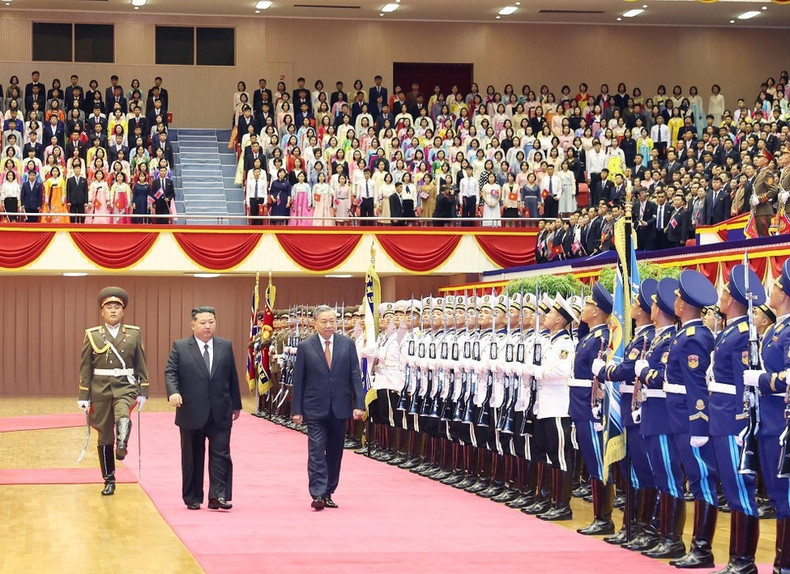 General Secretary of the Communist Party of Viet Nam Central Committee To Lam and General Secretary of the Workers’ Party of Korea and President of the State Affairs of the Democratic People's Republic of Korea Kim Jong Un review the guard of honour at the welcome ceremony in Pyongyang on October 9 morning. (Photo: VNA) vna-potal-le-don-tong-bi-thu-to-lam-tham-cap-nha-nuoc-toi-chdcnd-trieu-tien-8327306.jpg