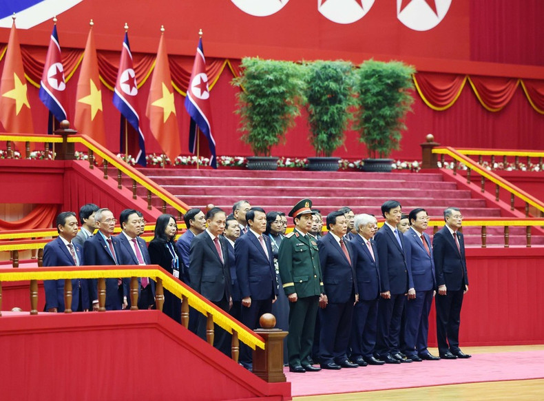 The Vietnamese delegation at the welcome ceremony. (Photo: VNA) vna-potal-le-don-tong-bi-thu-to-lam-tham-cap-nha-nuoc-toi-chdcnd-trieu-tien-8327361.jpg