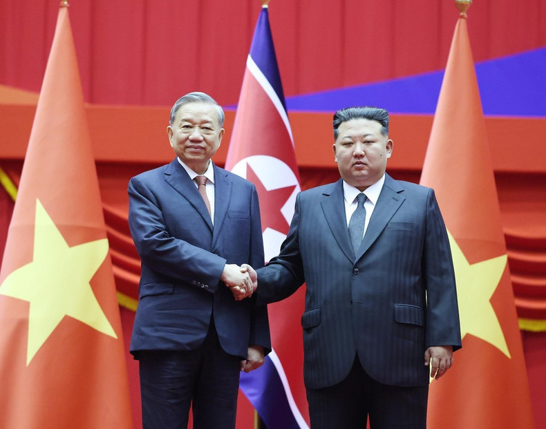 General Secretary of the Workers’ Party of Korea and President of the State Affairs of the Democratic People’s Republic of Korea Kim Jong Un welcomes General Secretary To Lam. (Photo: VNA) vna-potal-le-don-tong-bi-thu-to-lam-tham-cap-nha-nuoc-toi-chdcnd-trieu-tien-8327326.jpg