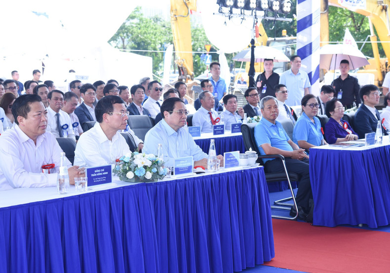 PM Pham Minh Chinh and other officials at the ground-breaking ceremony.
