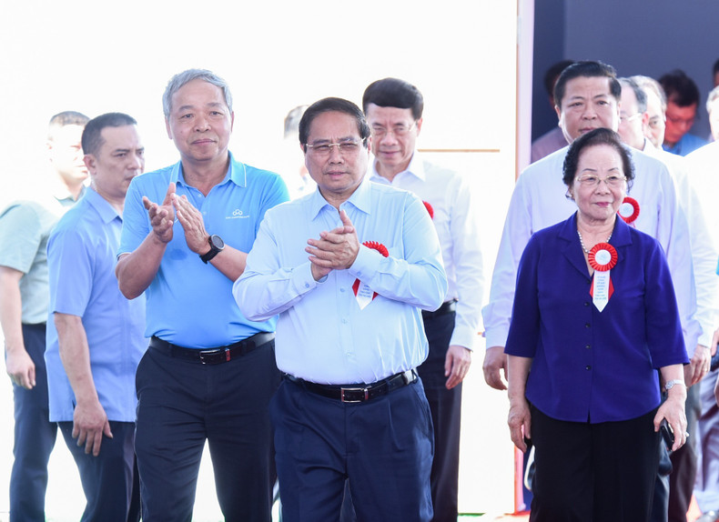 PM Pham Minh Chinh and other officials at the ground-breaking ceremony.