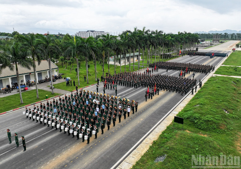 The armed forces are organised into 11 static formations and 27 marching blocks, with a total of 7,413 officers and soldiers.