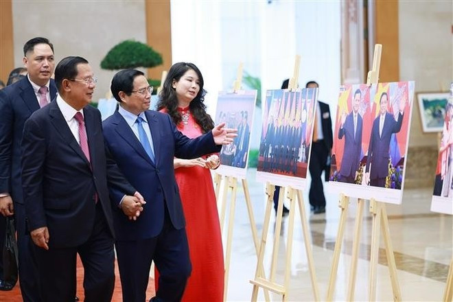 Prime Minister Pham Minh Chinh and President of the Cambodian People's Party (CPP) and President of the Cambodian Senate Hun Sen visit a photo exhibition on bilateral cooperation held by the Viet Nam News Agency. (Photo: VNA) Prime Minister Pham Minh Chinh and President of the Cambodian People's Party (CPP) and President of the Cambodian Senate Hun Sen visit a photo exhibition on bilateral cooperation held by the Viet Nam News Agency. (Photo: VNA)
