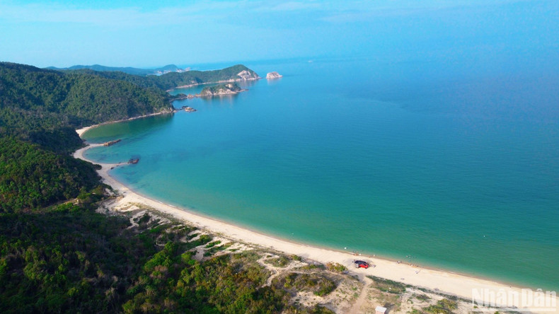 Ba Chau Beach forms a 1.5 kilometre arc, with calm waters, ideal for swimming and camping. img-0631-2-2366-2959.jpg
