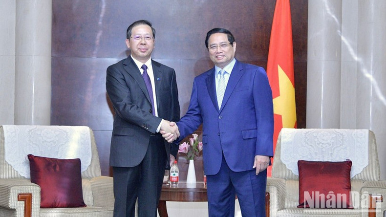 Prime Minister Pham Minh Chinh (R) and Peng Gangping, Chairman of China Huadian Engineering Co., Ltd. at their meeting in Tianjin on August 31. (Photo: NDO) ndo-br-tt-tq.jpg