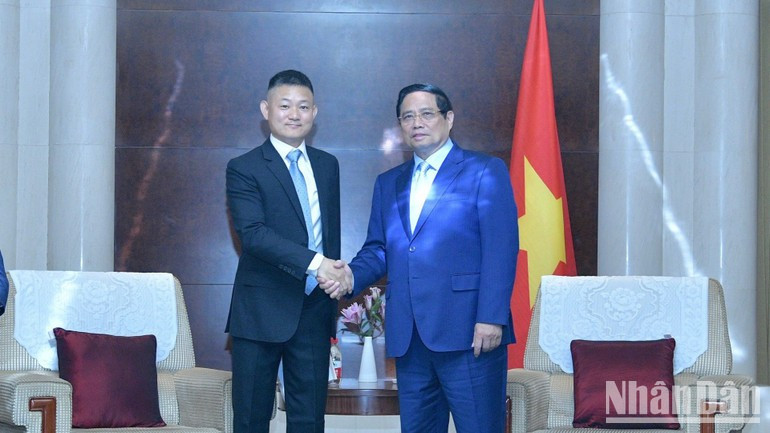 Prime Minister Pham Minh Chinh (R) and Wang Jiazhong, Senior Vice President of Yadea Group Holdings Ltd. at their meeting in Tianjin on August 31. (Photo: NDO) ndo-br-b1-5363.jpg