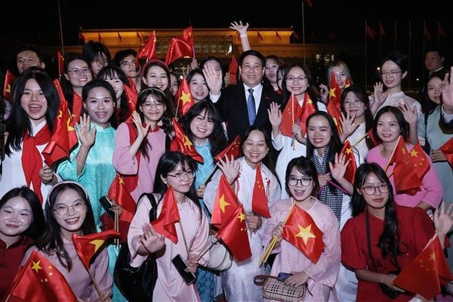 State President Luong Cuong is welcomed by the Vietnamese community in China. (Photo: VNA) State President Luong Cuong is welcomed by the Vietnamese community in China. (Photo: VNA)