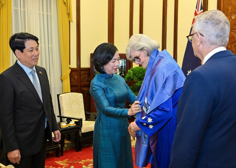 State President Luong Cuong's spouse Nguyen Thi Minh Nguyet presents a souvenir to Australian Governor-General Sam Mostyn. (Photo: Thuy Nguyen) z6997886456392-fd0c40aee459b4c62151c22f5e16b8e4.jpg