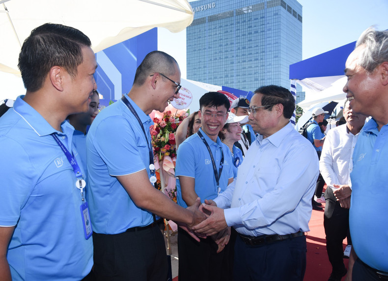 PM Pham Minh Chinh with CMC employees.