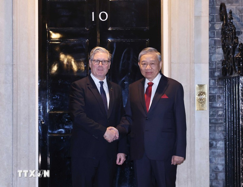 UK Prime Minister Keir Starmer (L) welcomes Party General Secretary To Lam (Photo: VNA) ttxvn-le-don-chinh-thuc-tong-bi-thu-to-lam-tham-chinh-thuc-lien-hiep-vuong-quoc-anh-va-bac-ai-len-8373645-1.jpg