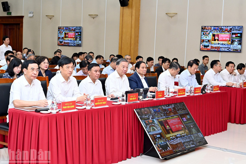 General Secretary To Lam, Prime Minister Pham Minh Chinh and other leaders at the launch of three digital platforms serving the implementation of Resolution 57. a1-bnd-1145.jpg