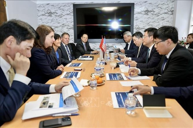 At the meeting between Minister of Industry and Trade Nguyen Hong Dien and Vice President for ExxonMobil Product Solutions Ventures Jennifer M. Chan and Vice President of ExxonMobil Chemical International Major Growth Ventures Zoe Barinaga. (Photo: VNA) At the meeting between Minister of Industry and Trade Nguyen Hong Dien and Vice President for ExxonMobil Product Solutions Ventures Jennifer M. Chan and Vice President of ExxonMobil Chemical International Major Growth Ventures Zoe Barinaga. (Photo: VNA)