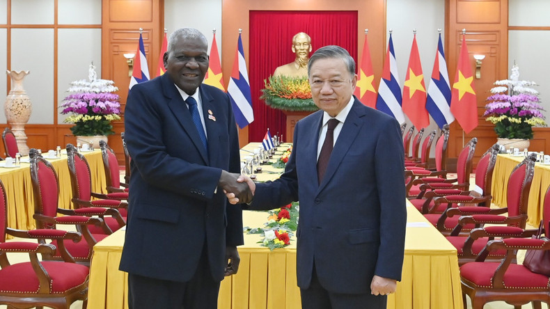 Party General Secretary To Lam meets with President of the National Assembly of People's Power and President of the Council of State of Cuba Esteban Lazo Hernandez in Ha Noi on October 1, 2025 (Photo: Dang Khoa) anh-1-bnd-0200-6624.jpg