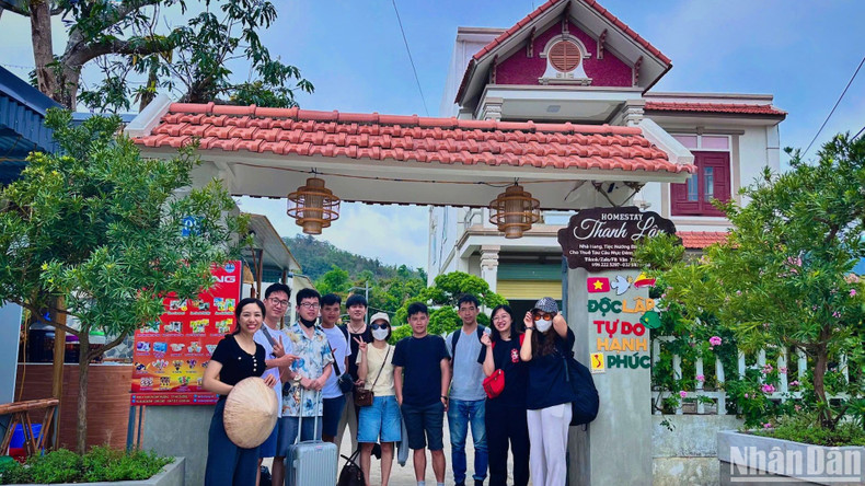 Le Thi Trang (far left) is much loved by visitors for her friendly manner and dedication to her work in tourism. img-1585-995-4676.jpg