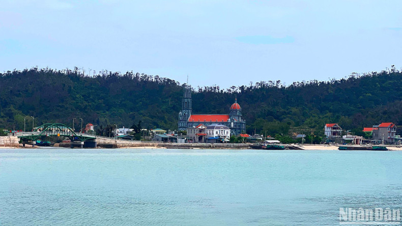 Van La Bridge and Thanh Lan Parish Church are outstanding landmarks, drawing visitors for sightseeing, photos, and a glimpse into island life. img-1584-3905-6571.jpg