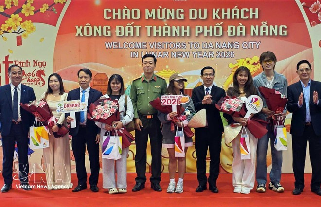 International visitors arriving to be the first to set foot in the city on the first day of the 2026 New Year were welcomed at Da Nang International Airport. (Photo: VNA)