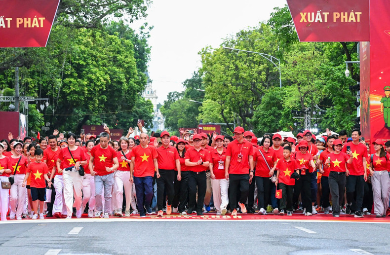 Participants in the walking event. z6911839258587-71fa5073d94d78ad50c940ffa5eba730.jpg
