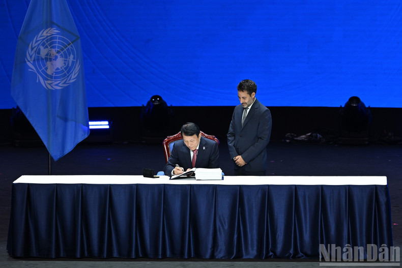 Viet Nam’s Minister of Public Security Luong Tam Quang signs the United Nations Convention Against Cybercrime. 9-3702.jpg