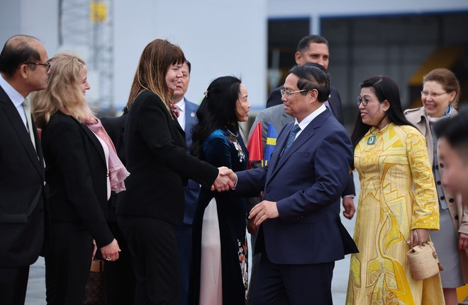 PM Pham Minh Chinh and his spouse are welcomed at Stockholm Arlanda Airport on June 11 evening. (Photo: VNA) PM Pham Minh Chinh and his spouse are welcomed at Stockholm Arlanda Airport on June 11 evening. (Photo: VNA)