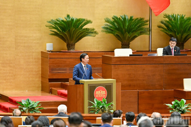 Chairman of the National Assembly’s Committee for Economic and Financial Affairs Phan Van Mai presents the appraisal report on the implementation of the 2025 socio-economic development plan and the 2021-2025 five-year plan. 13-9162.jpg