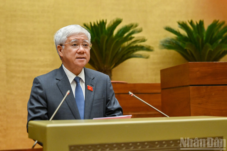 President of the Viet Nam Fatherland Front Do Van Chien delivers a report summarising voters’ and citizens’ opinions and recommendations submitted to the 10th meeting of the 15th National Assembly. 14-9273.jpg