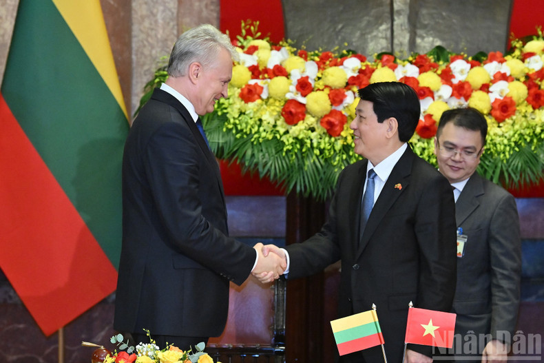 President Luong Cuong and Lithuanian President Gitanas Nauseda shake hands at the signing ceremony.
