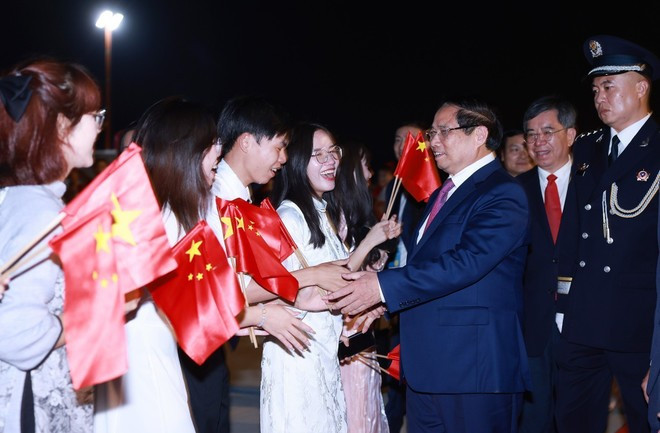 PM Pham Minh Chinh is welcomed at the airport by representatives of the Vietnamese community in China. (Photo: VNA) PM Pham Minh Chinh is welcomed at the airport by representatives of the Vietnamese community in China. (Photo: VNA)