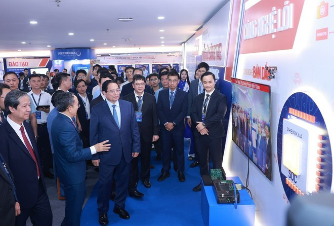 Prime Minister Pham Minh Chinh visits an exhibition showcasing achievements of Phenikaa University. (Photo: VNA) Prime Minister Pham Minh Chinh visits an exhibition showcasing achievements of Phenikaa University. (Photo: VNA)