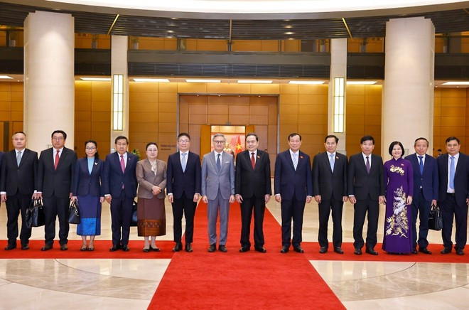 National Assembly Chairman Tran Thanh Man, Lao Minister of Foreign Affairs Thongsavanh Phomvihane, and other Vietnamese and Lao officials in a group photo at the meeting (Photo: VNA)