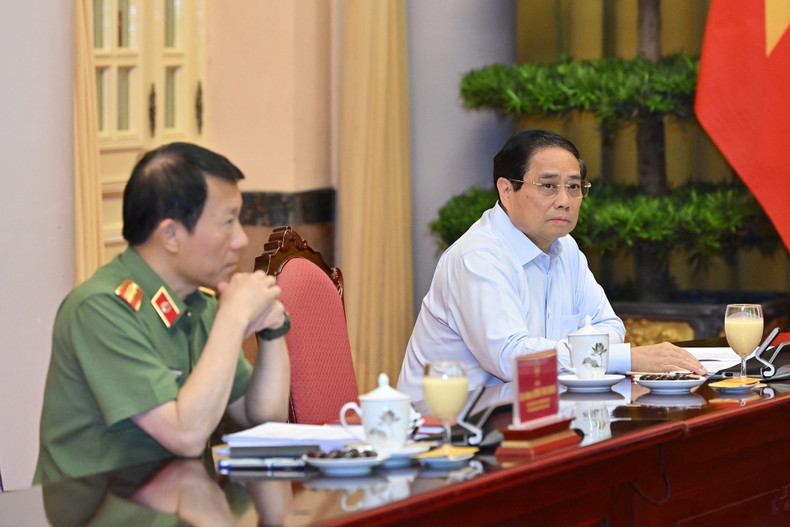 Prime Minister Pham Minh Chinh and Minister of Public Security Luong Tam Quang at the meeting. 4.jpg