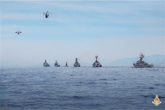 A fleet of DHC-6 seaplanes and Ka-28 anti-submarine helicopters in the parade. (Photo: VNA) A fleet of DHC-6 seaplanes and Ka-28 anti-submarine helicopters in the parade. (Photo: VNA)