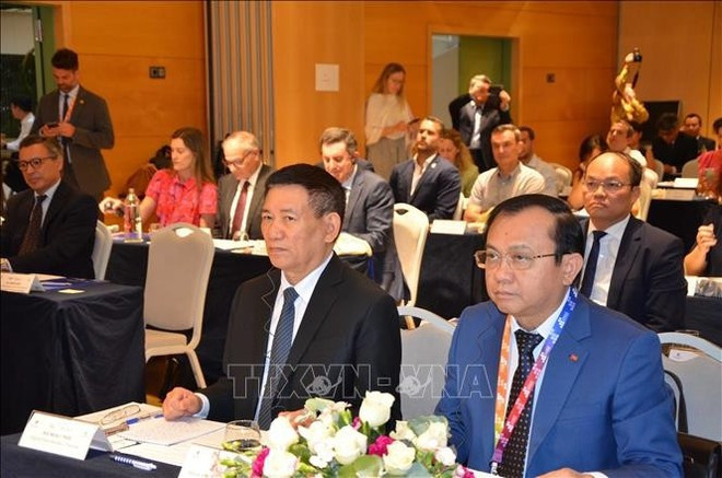 Deputy Prime Minister Ho Duc Phoc (L) attends a roundtable with businesses in Seville (Photo: VNA) Deputy Prime Minister Ho Duc Phoc (L) attends a roundtable with businesses in Seville (Photo: VNA)